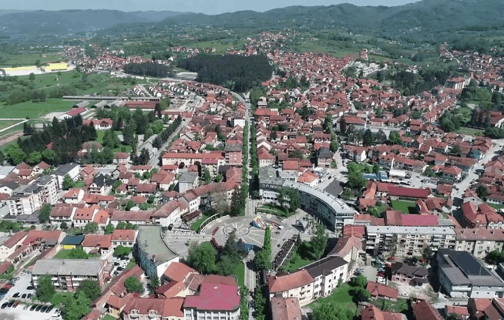 POLICIJA U POŽEGI OTKRILA ZASAD INDIJSKE KONOPLJE SA 1500 <span style='color:red;'><b>STABLJIKA</b></span>: Dvoje uhapšeno u AKCIJI 'GNEV'! 